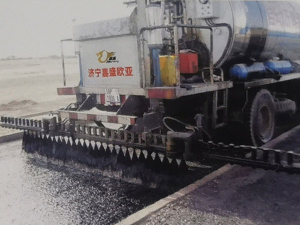 全自動(dòng)瀝青灑布車(chē)