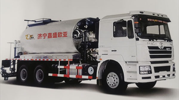 全自動(dòng)瀝青灑布車(chē)
